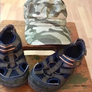 Stride Rite water sandals & hat combo